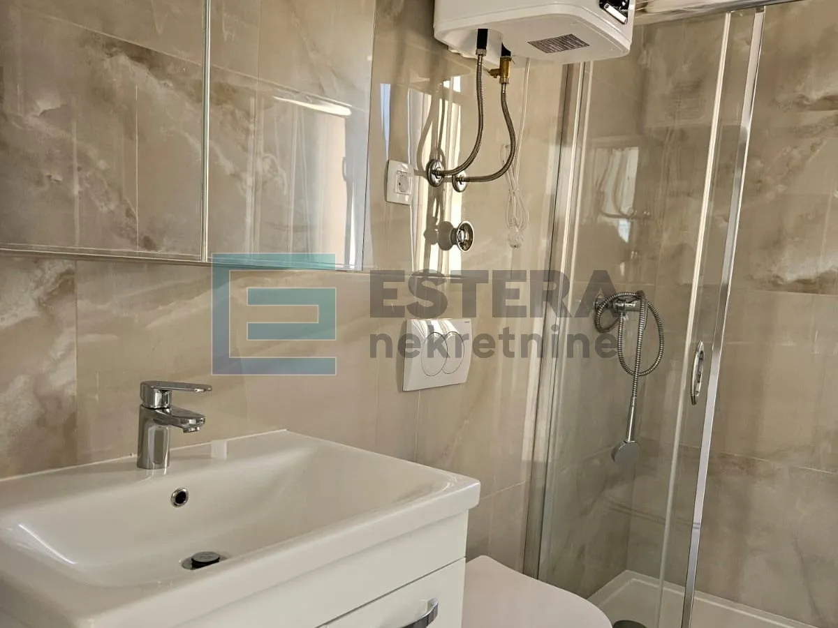 prodaja kuća sa bazenom vir, 450 m od mora, 2 apartmana, garaža - slika 12