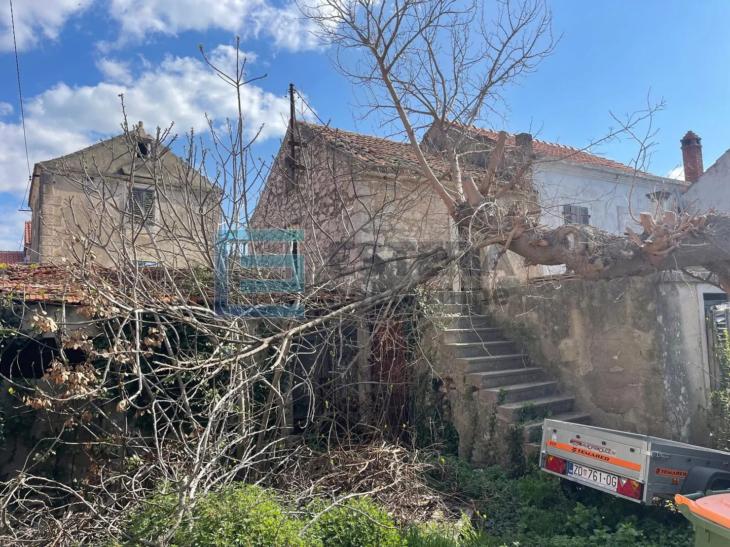 kuća 100 m2 prodaja pašman, centar mjesta, za obnovu, vrt, 150 m od mora - slika 2