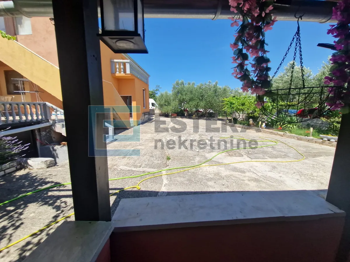 kuća 350 m2 prodaja donji karin, 2 stana i pomoćna zgrada s 2 apartmana - slika 28