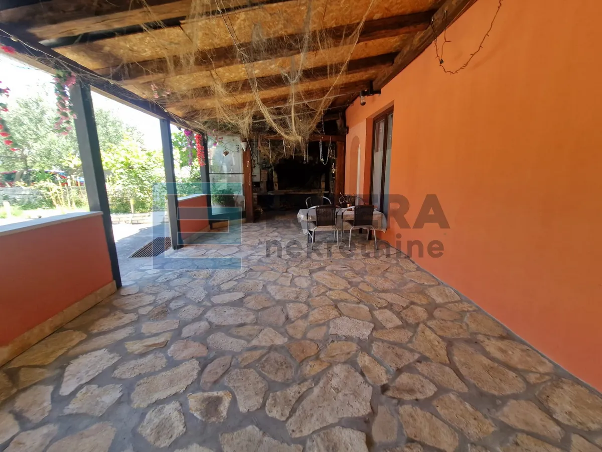 kuća 350 m2 prodaja donji karin, 2 stana i pomoćna zgrada s 2 apartmana - slika 31