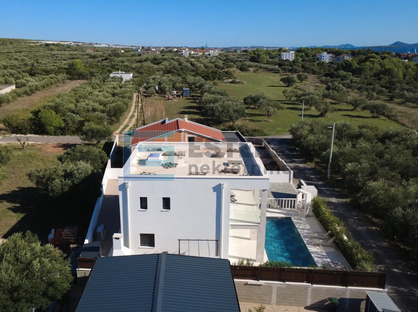 villa sa bazenom i pogledom na more prodaja - slika 26