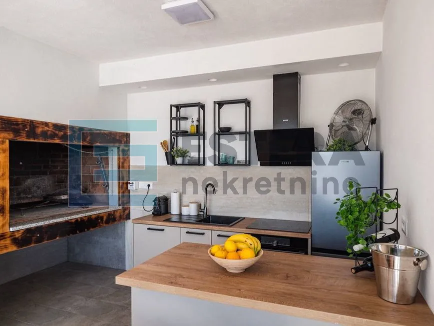 prodaja luksuzna vila sa bazenom, 300 m2, 5 soba, 6 kupaonica - slika 12