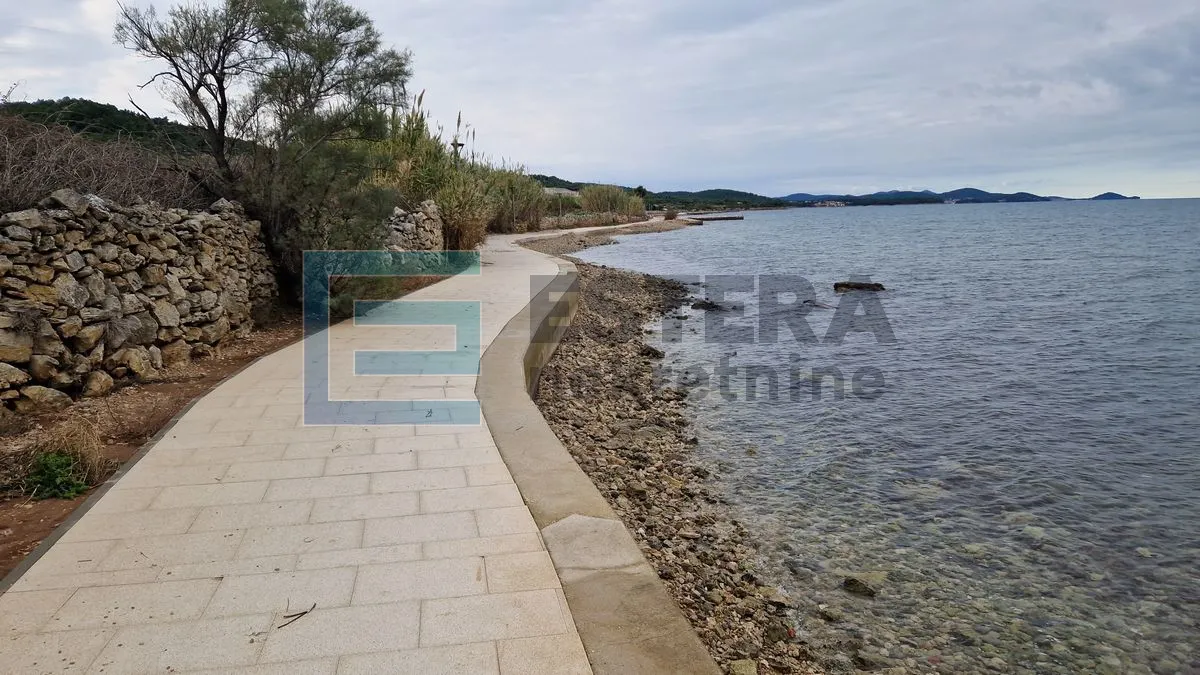 građevinsko zemljište 1860 m2 1. red do mora!!! - slika 2