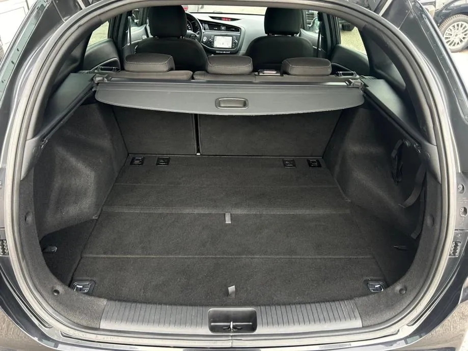 kia ceed sw 1,6 crdi gt line - navi - servis - garancija - reg 1 god!! - slika 8