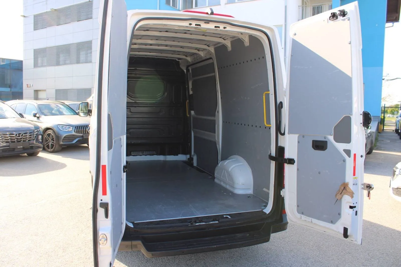 vw crafter 2.0 tdi l3h3 140ks *kamera*, 2024 god. - slika 7