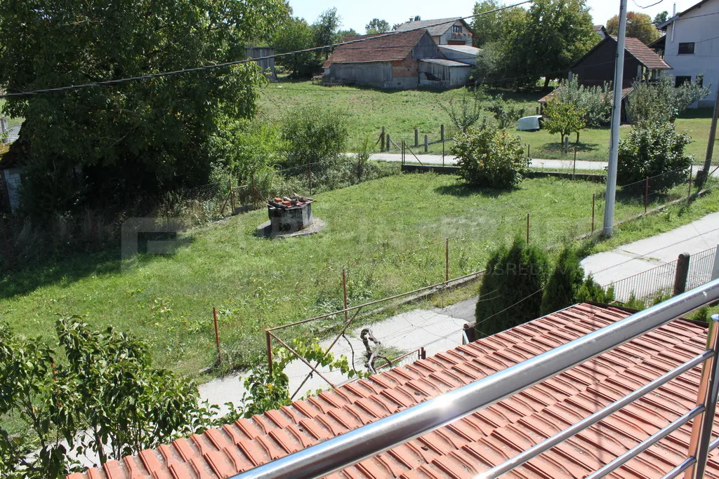 obiteljska kuća jakovlje, uredna s urednom okućnicom - slika 8