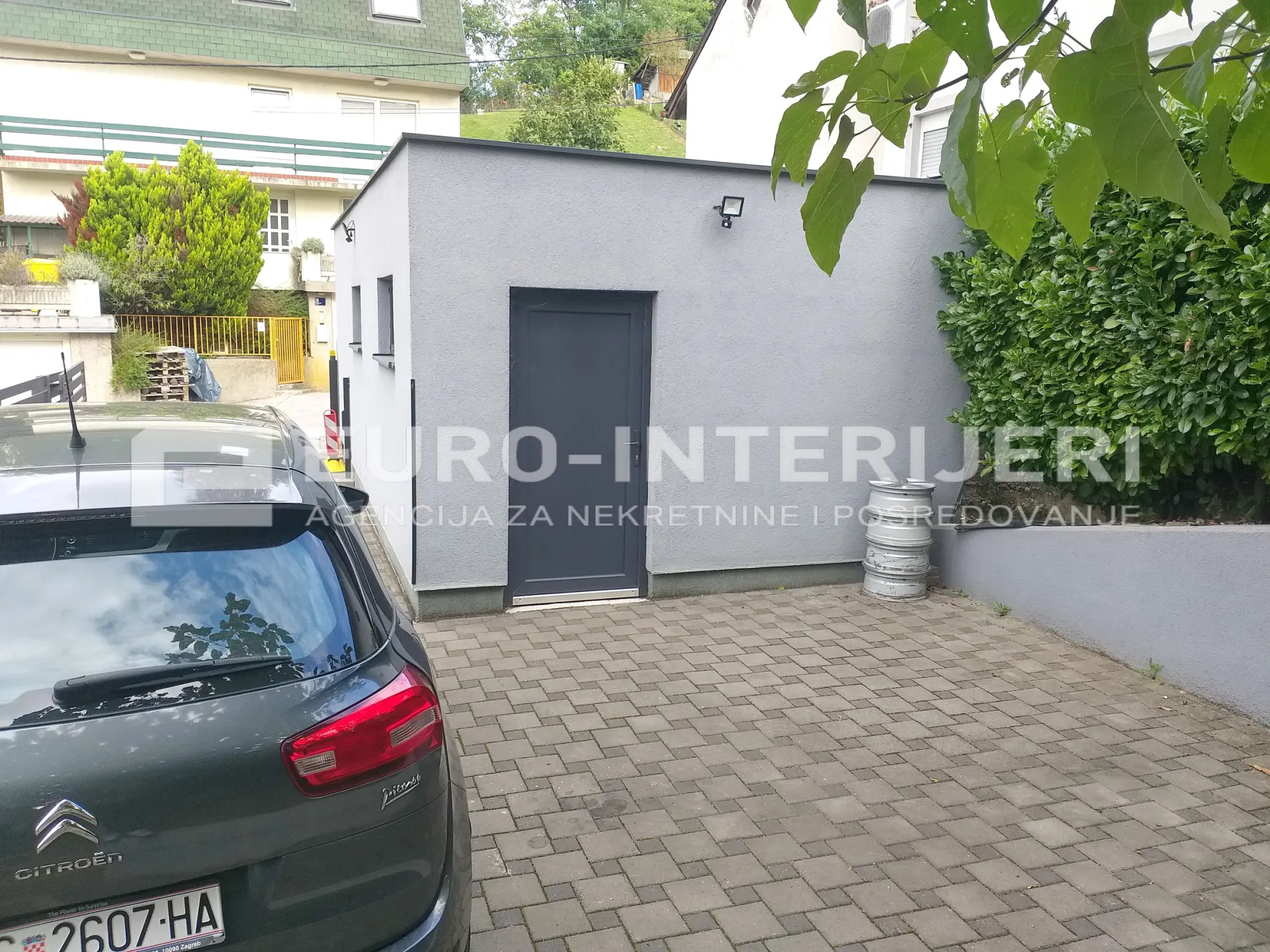 urbana vila s tri stana: zagreb kustošija, površine 140 m² - slika 20