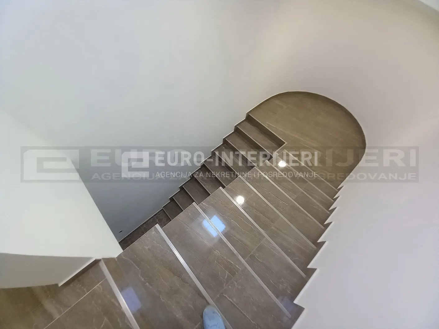 požega, novouređen četverosoban stan 83 m², blizina centra - slika 11