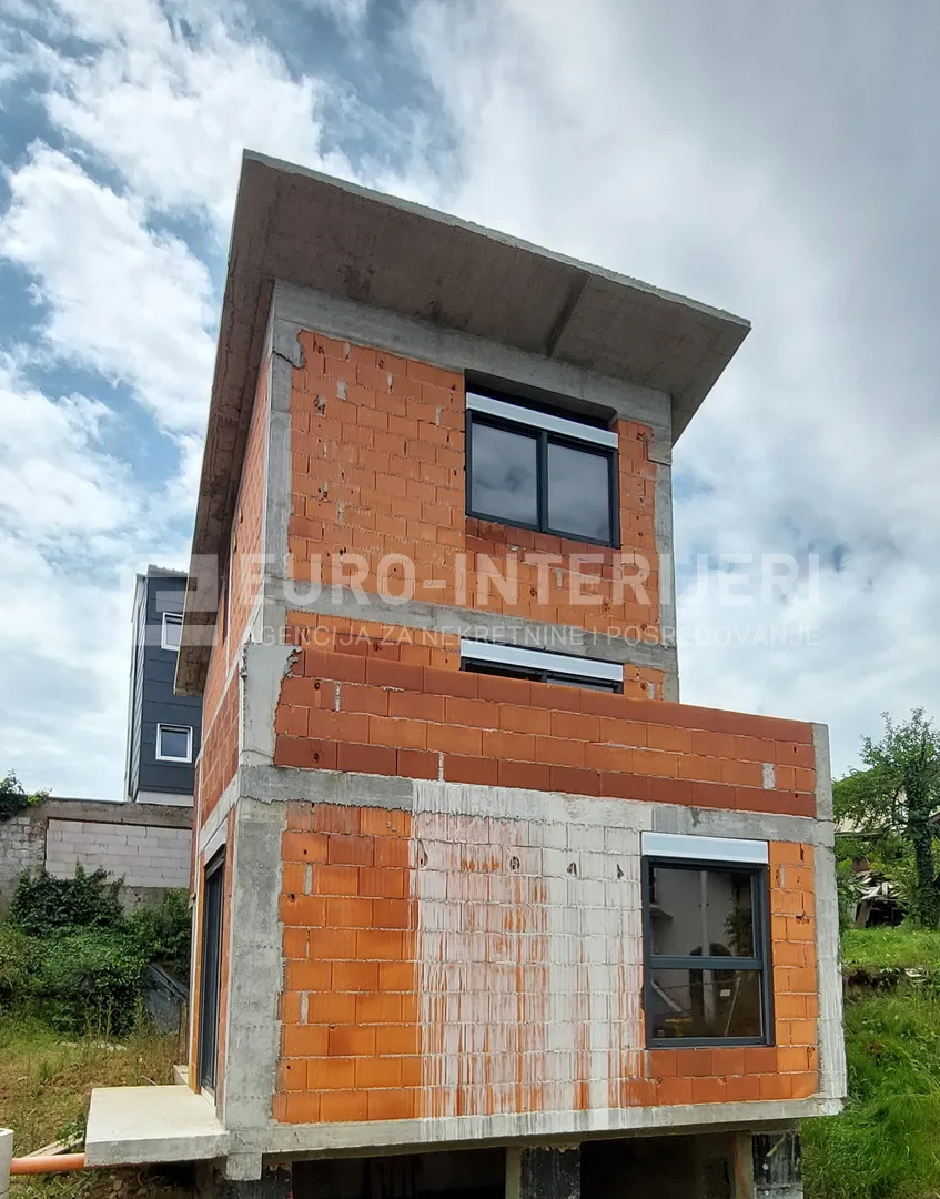 Zagreb, Gornji Bukovac, Salopekova ul., zgrada s dva stana 125 m2 ROH BAU