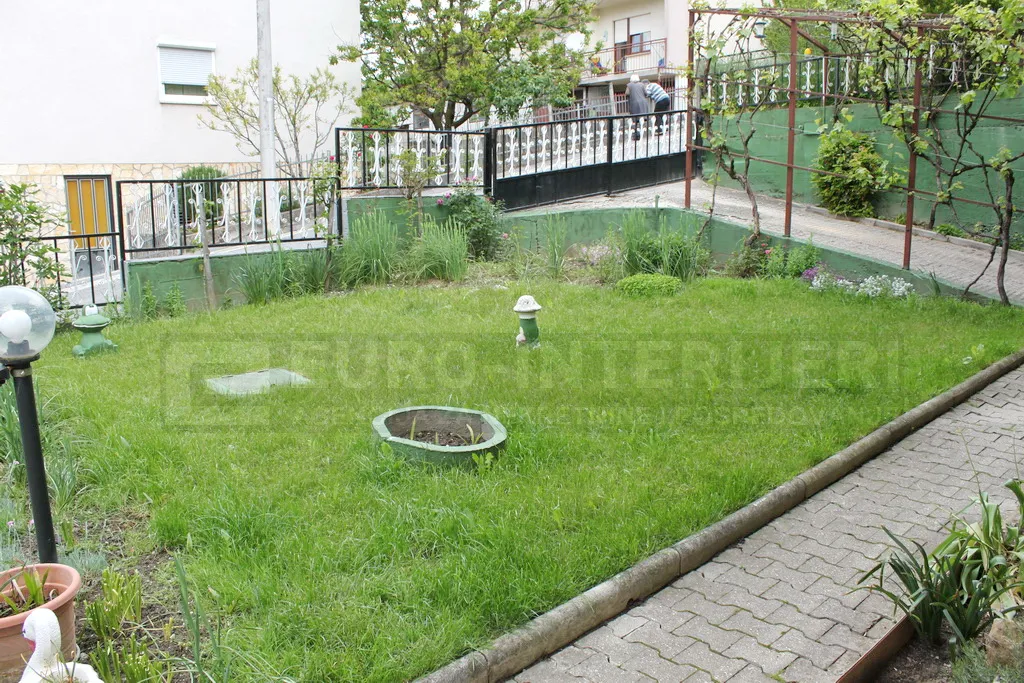 kuća zagreb, g. vrapče, 298 m², 2 etaže kao 2 stana, 3 et. nedovršena - slika 2
