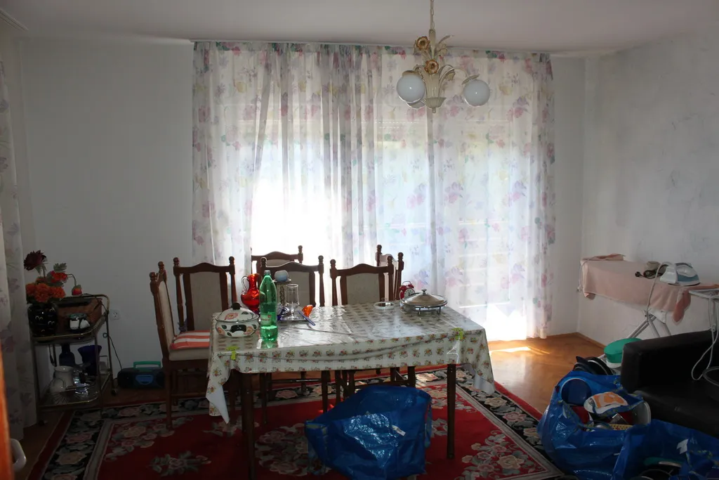 obiteljska kuća jakovlje, uredna s urednom okućnicom - slika 10