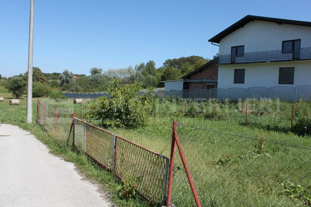 obiteljska kuća jakovlje, uredna s urednom okućnicom - slika 26