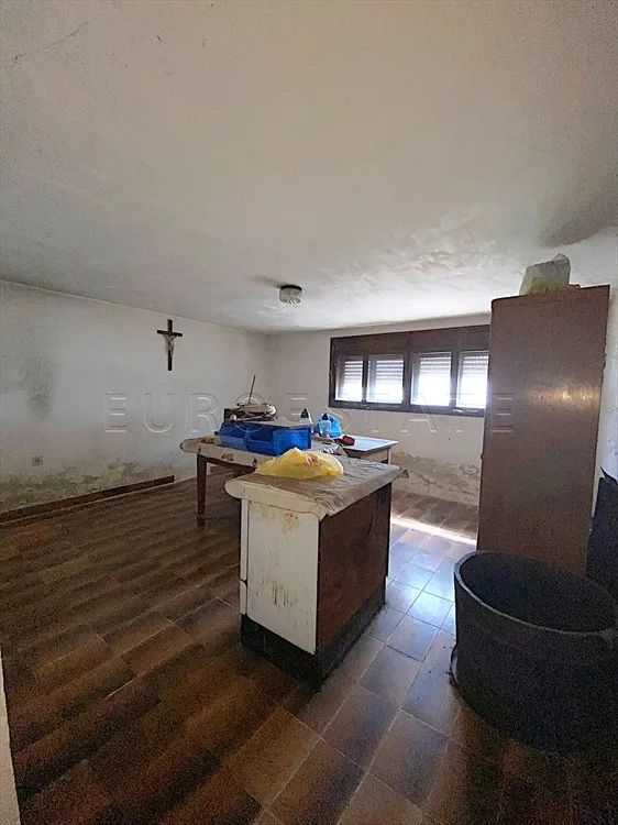prelog: kuća sa pomoćnim zgradama i velikim zemljištem na prodaju, 254,42 m2 bruto - slika 26