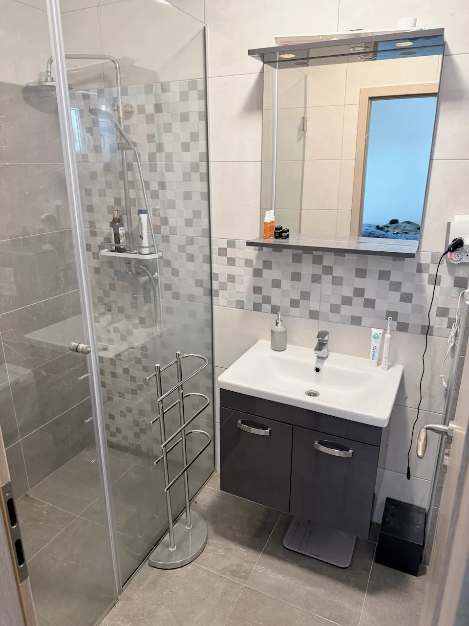košljun: luksuzna kuća sa dva stana i ukupno 180 m2, 1. red do mora - slika 48