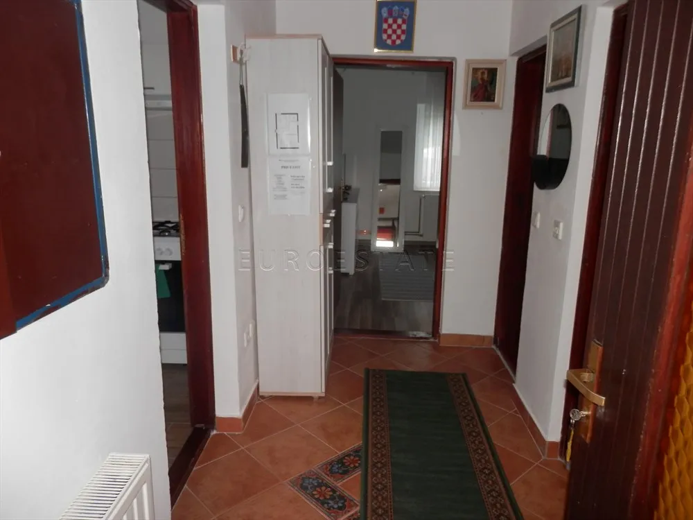 kuća sa dva stana, ukupne površine 200 m2, na mirnoj lokaciji u prirodi - slika 23