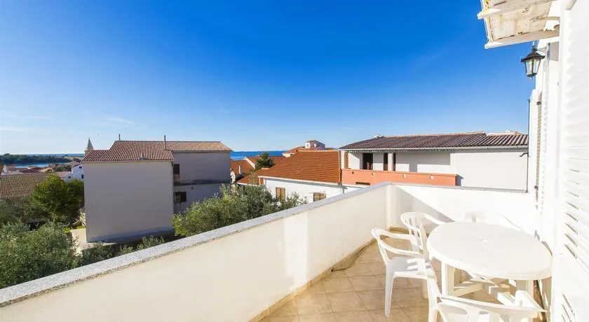 novalja: apartmanska zgrada od 700 m2, 8 apartmana, pogled na more ! - slika 3