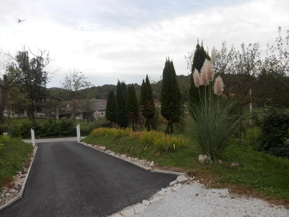 kuća sa dva stana, ukupne površine 200 m2, na mirnoj lokaciji u prirodi - slika 45
