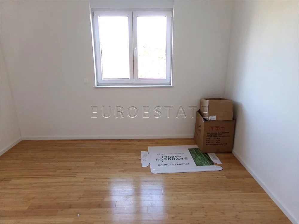 novalja: novogradnja, 3-sobni stan, prizemlje, sa vrtom i 2 parkinga, sveukupno 191.36 m2 - slika 8