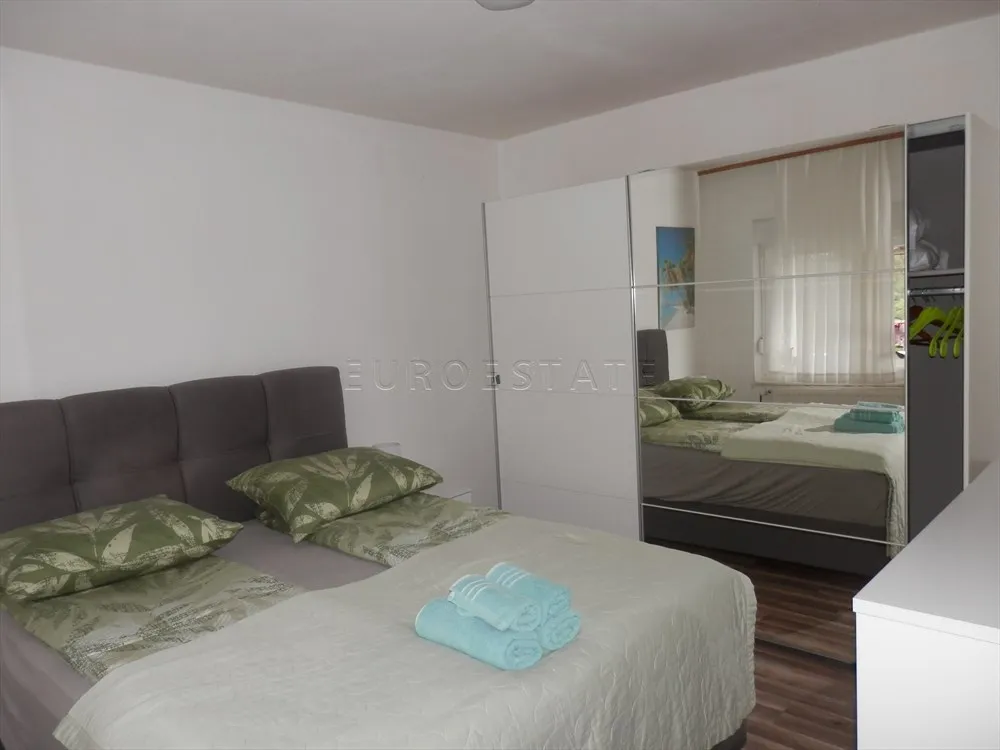 kuća sa dva stana, ukupne površine 200 m2, na mirnoj lokaciji u prirodi - slika 29