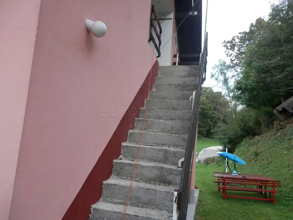 kuća sa dva stana, ukupne površine 200 m2, na mirnoj lokaciji u prirodi - slika 18