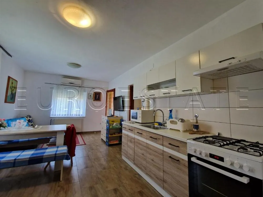 kuća sa dva stana, ukupne površine 200 m2, na mirnoj lokaciji u prirodi - slika 20