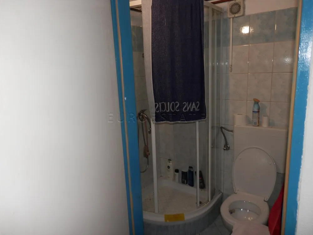 kuća sa dva stana, ukupne površine 200 m2, na mirnoj lokaciji u prirodi - slika 17