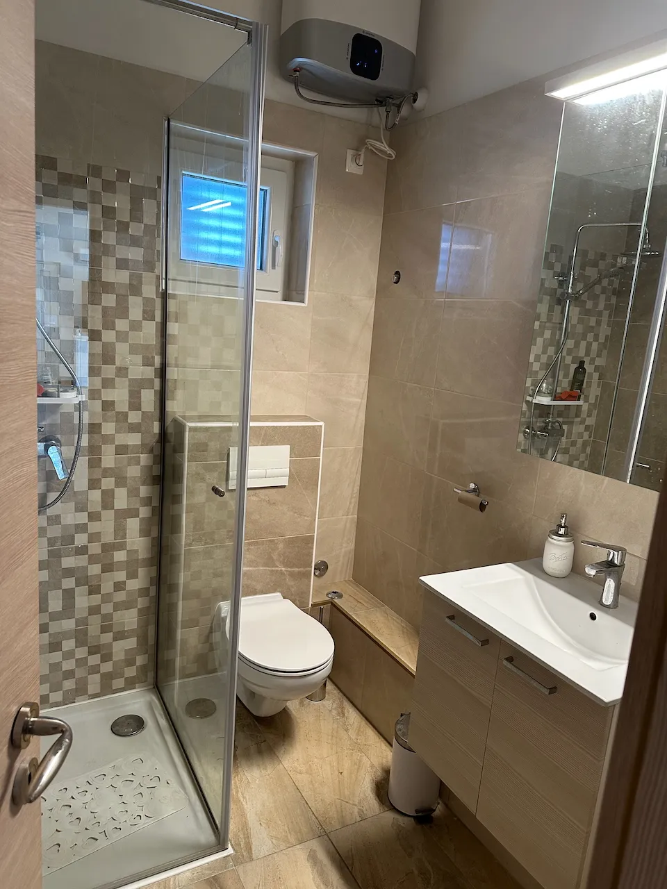 košljun: luksuzna kuća sa dva stana i ukupno 180 m2, 1. red do mora - slika 44