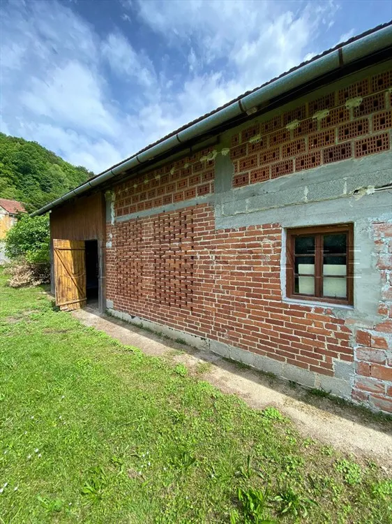 kamenica; kuća građena u građanskom stilu seoske arhitekture - slika 20