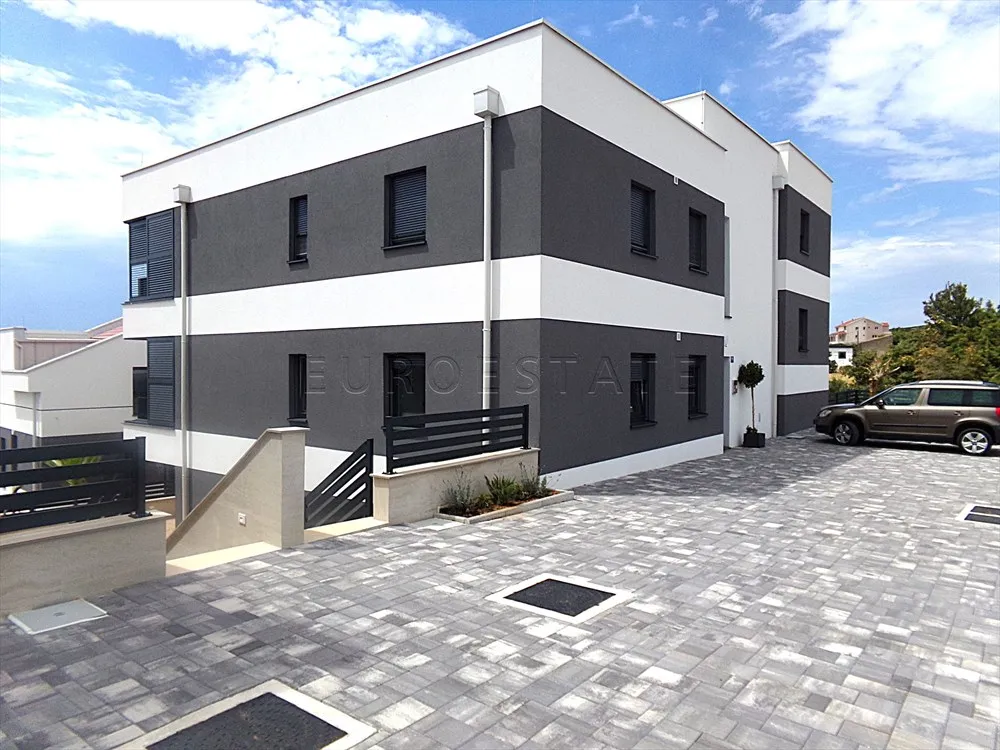 Šimuni: NOV, 4 - sobni stan, 121.93 m2 + vrt i parking, bruto 214.28 m2 - Šimuni, Pag