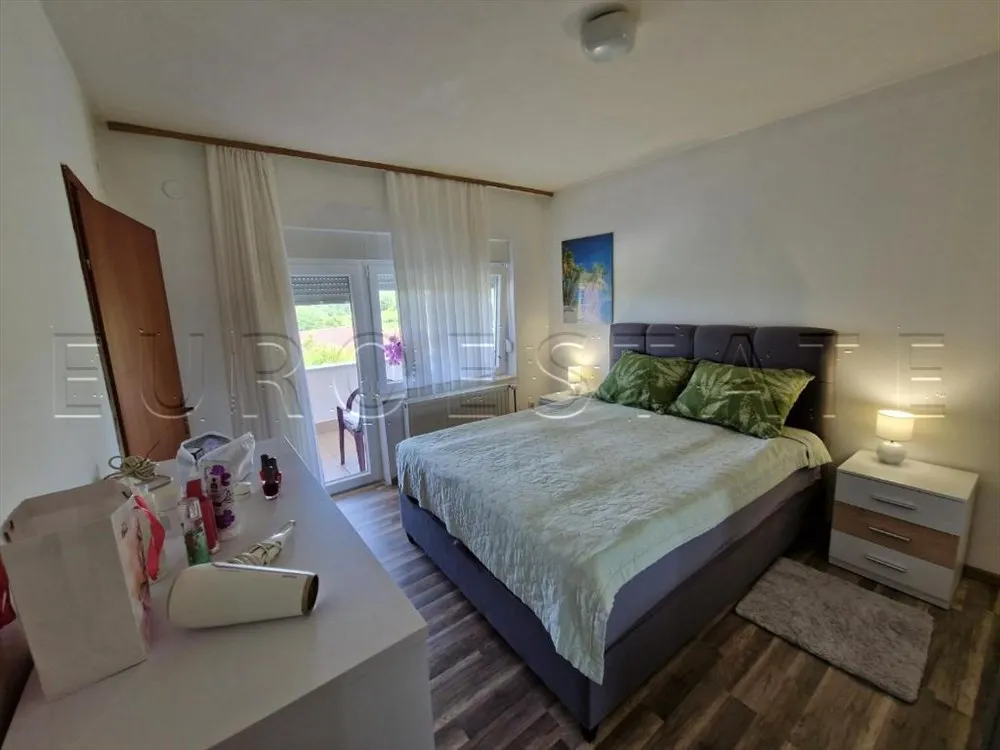 kuća sa dva stana, ukupne površine 200 m2, na mirnoj lokaciji u prirodi - slika 27