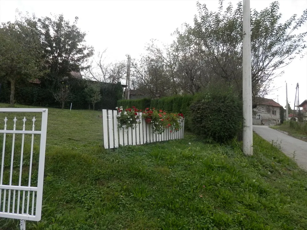kuća sa dva stana, ukupne površine 200 m2, na mirnoj lokaciji u prirodi - slika 46