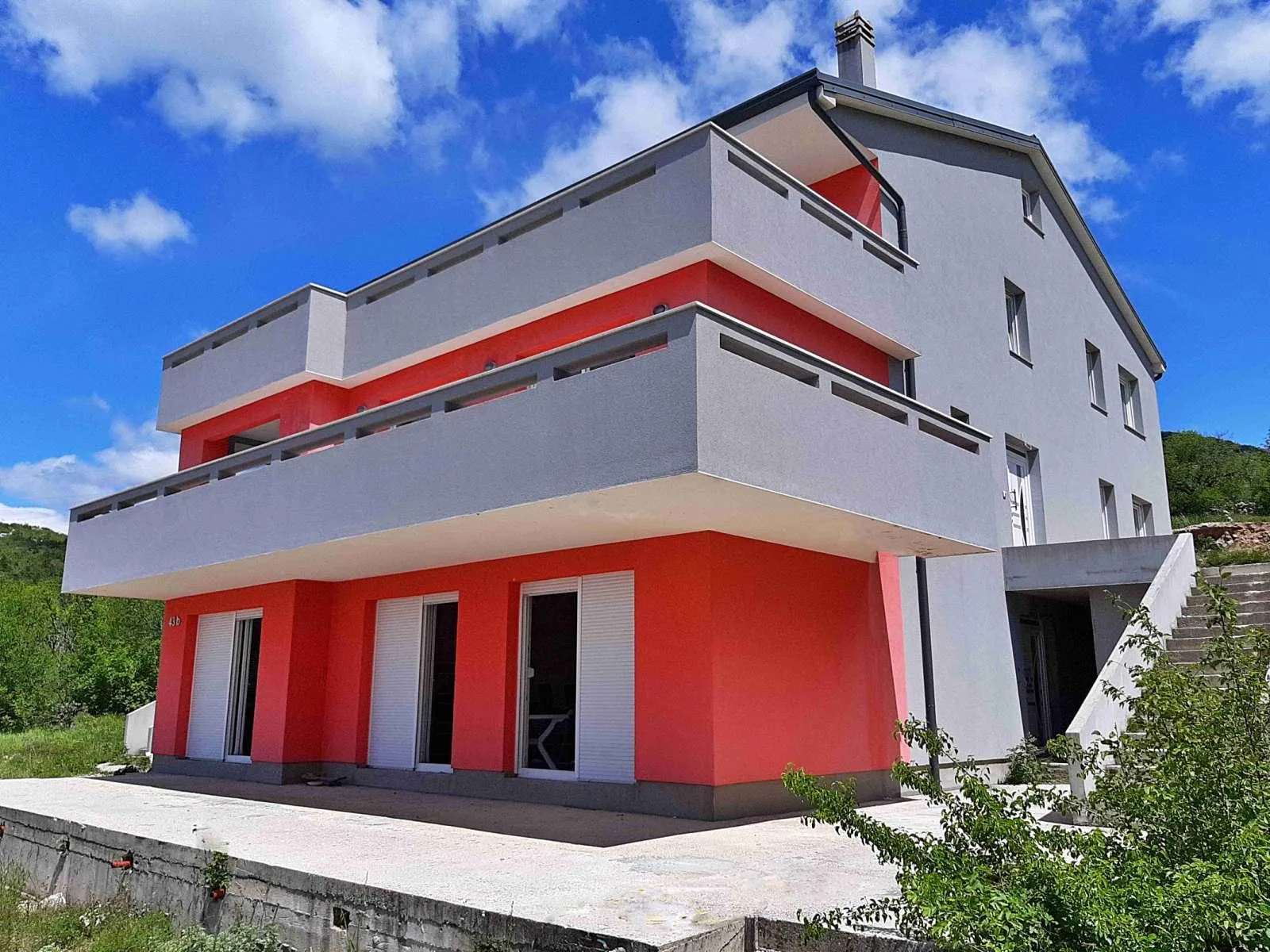 Hreljin: NOVOGRADNJA, dvokatnica od 634 m2 sa tri stana, vrt od 700 m2 - Hreljin, Bakar
