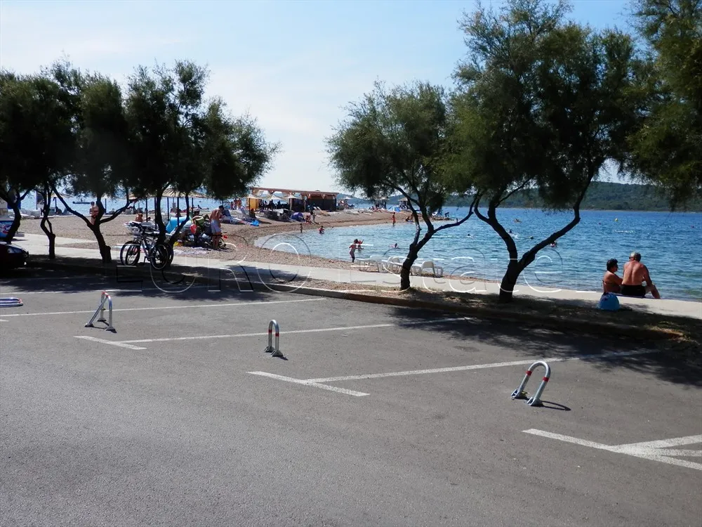vodice(srima): zgrada sa 11 apartmana i 740 m2, samo 70 m do plaže - slika 12