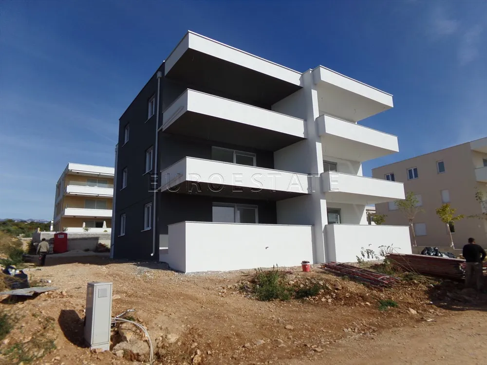 Novalja: NOVOGRADNJA, 3-sobni stan, prizemlje, sa vrtom i 2 parkinga, sveukupno 191.36 m2