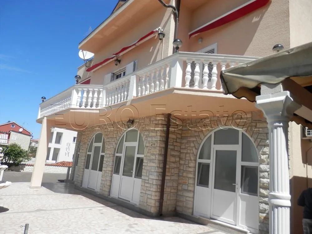 srima; luksuzna višekatnica s 5 apartmana, 30 metara od mora ! - slika 2
