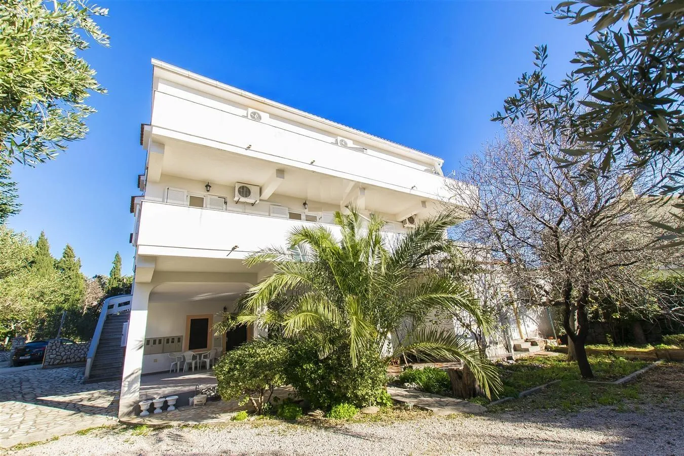 NOVALJA: apartmanska zgrada od 700 m2, 8 apartmana, pogled na more !
