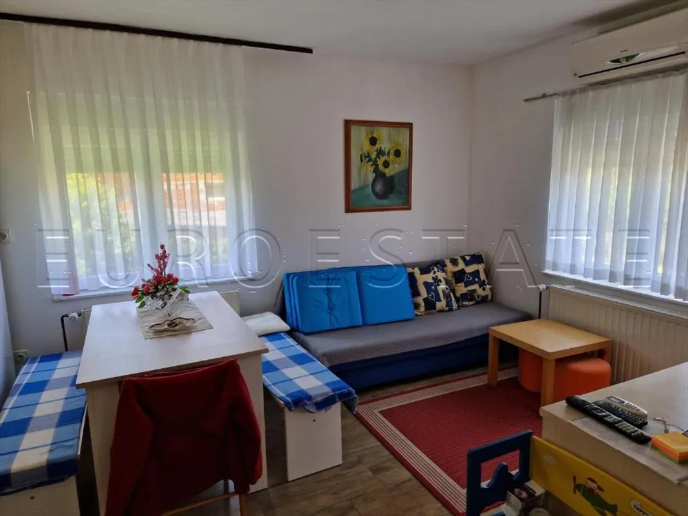 kuća sa dva stana, ukupne površine 200 m2, na mirnoj lokaciji u prirodi - slika 25