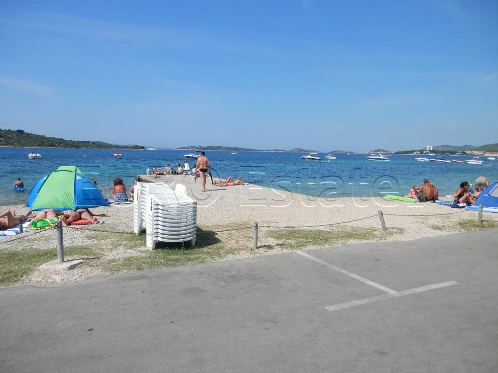 vodice(srima): zgrada sa 11 apartmana i 740 m2, samo 70 m do plaže - slika 11