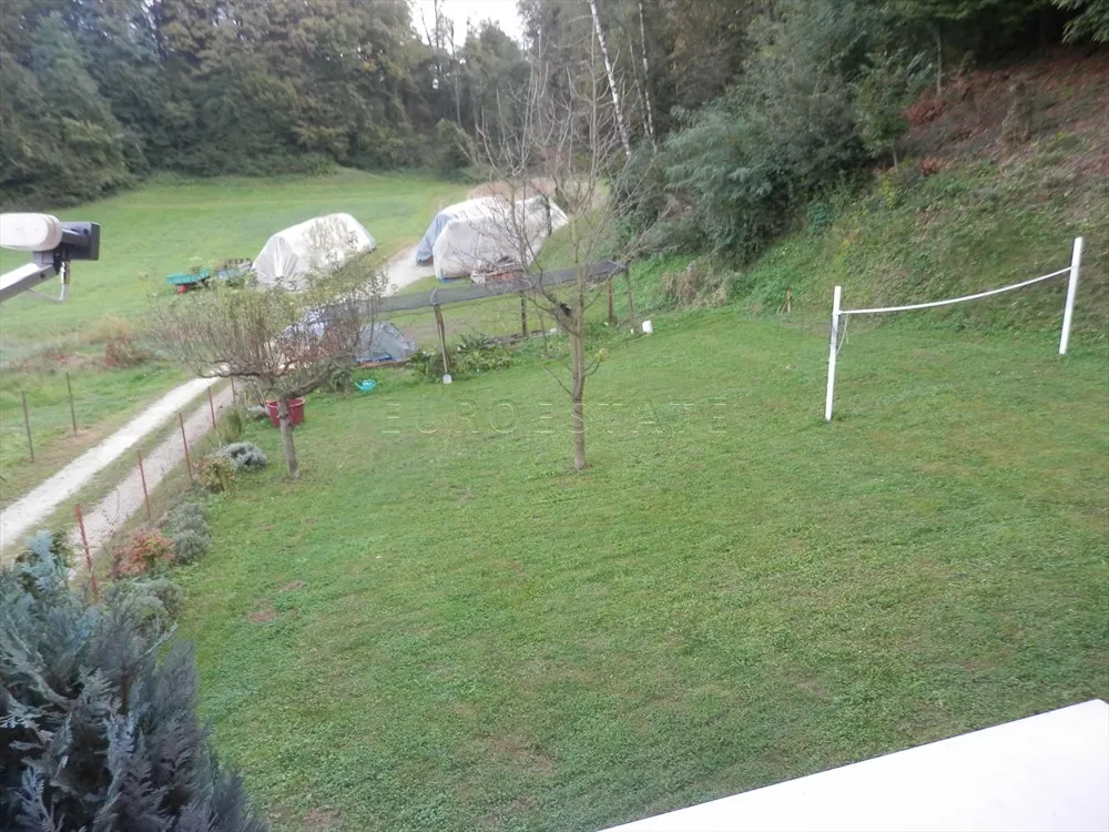 kuća sa dva stana, ukupne površine 200 m2, na mirnoj lokaciji u prirodi - slika 11
