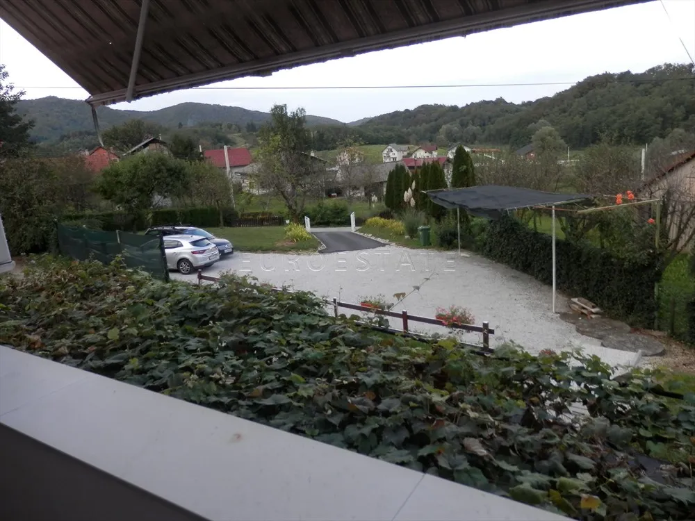 kuća sa dva stana, ukupne površine 200 m2, na mirnoj lokaciji u prirodi - slika 12