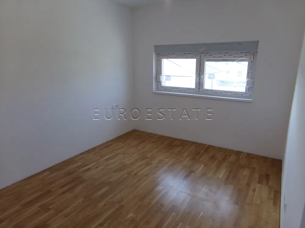 sračinec: dvoetažni 4-sobni stan sa dvorištem i parkiralištem, sveukupne površine 275 m2, novogradnja - slika 17