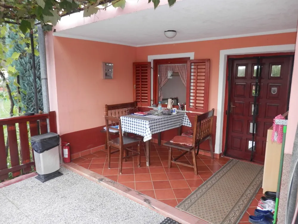kuća sa dva stana, ukupne površine 200 m2, na mirnoj lokaciji u prirodi - slika 13