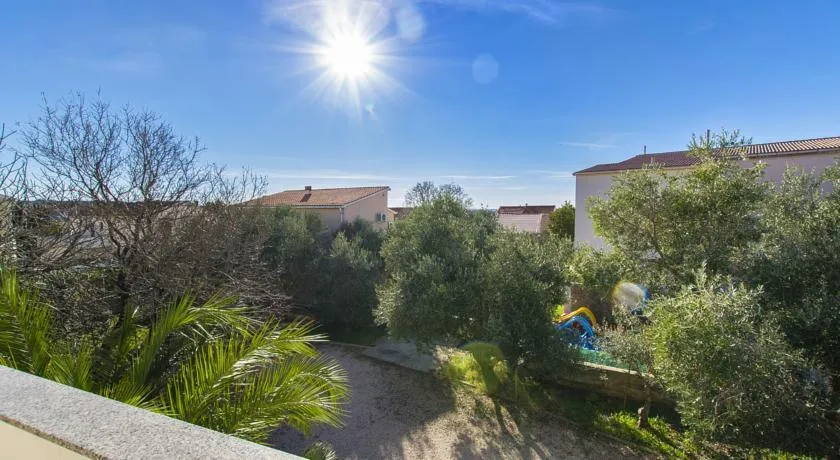 novalja: apartmanska zgrada od 700 m2, 8 apartmana, pogled na more ! - slika 5