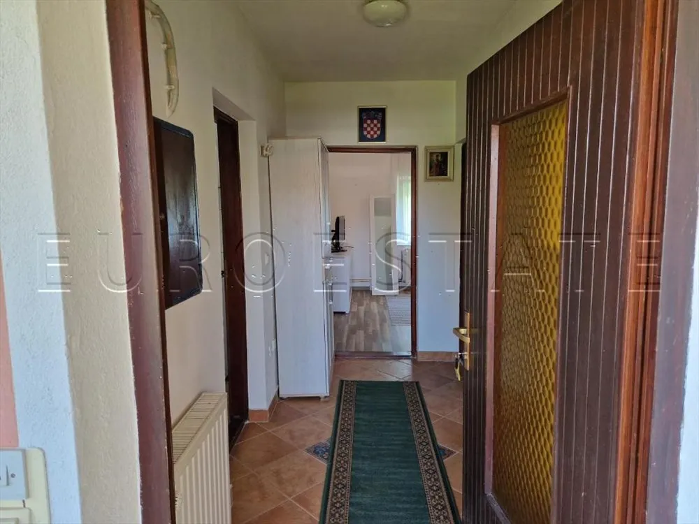 kuća sa dva stana, ukupne površine 200 m2, na mirnoj lokaciji u prirodi - slika 19