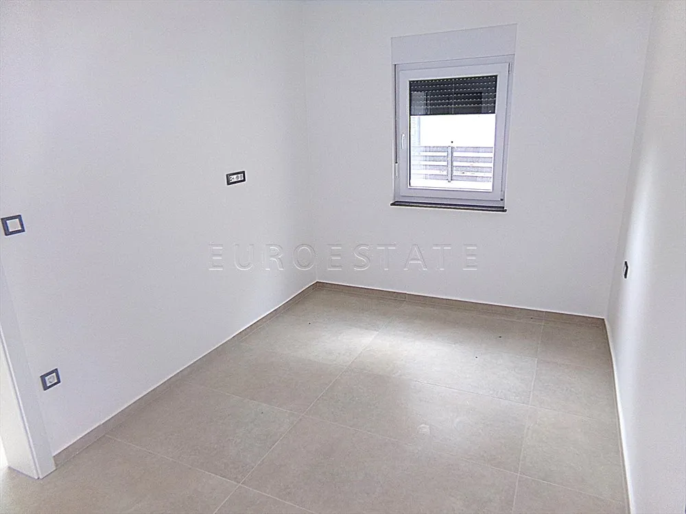 šimuni: nov, 4 - sobni stan, 121.93 m2 + vrt i parking, bruto 214.28 m2 - slika 16