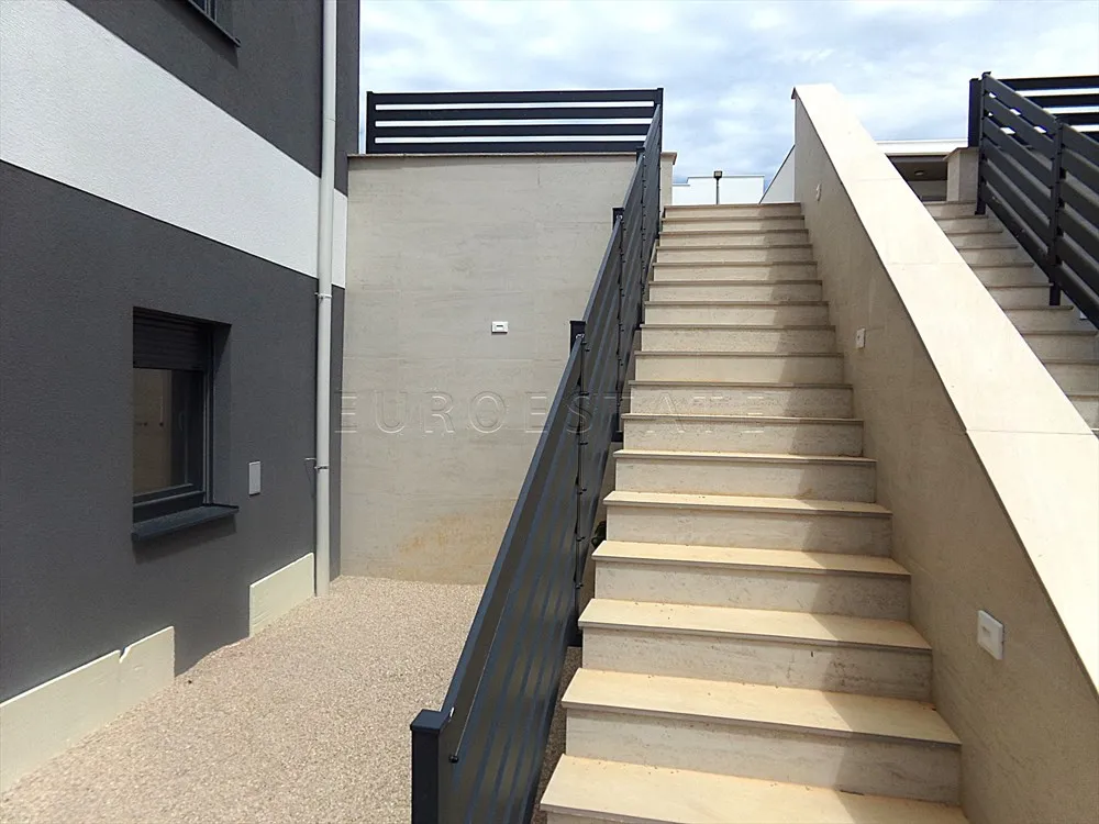 šimuni: nov, 4 - sobni stan, 121.93 m2 + vrt i parking, bruto 214.28 m2 - slika 4