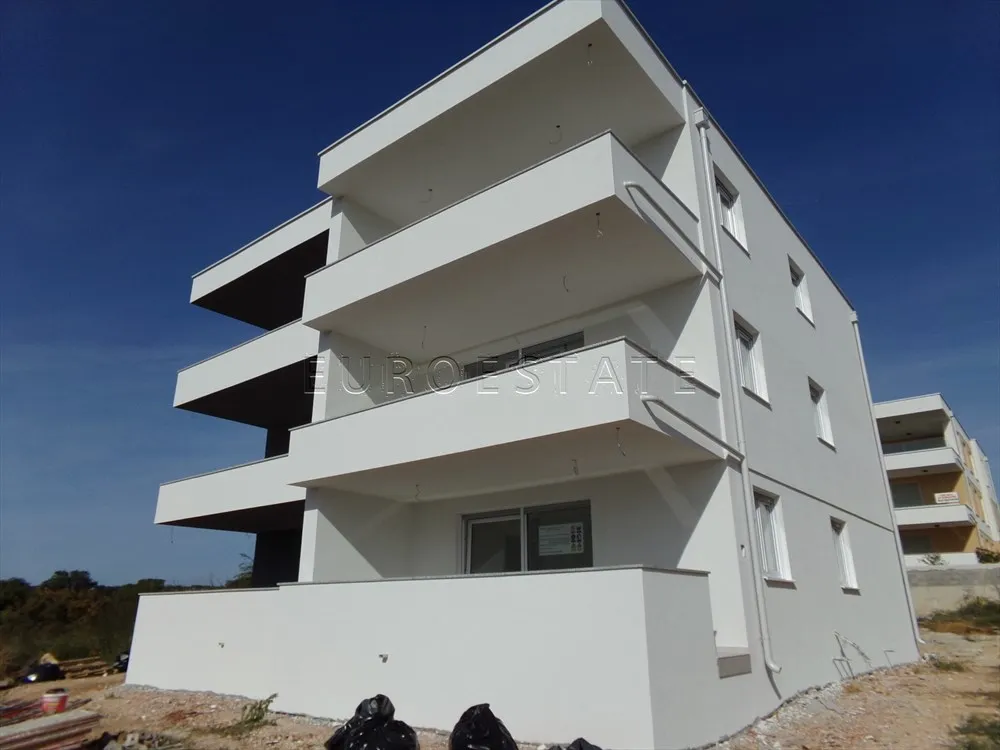 novalja: novogradnja, 3-sobni stan, prizemlje, sa vrtom i 2 parkinga, sveukupno 191.36 m2 - slika 2