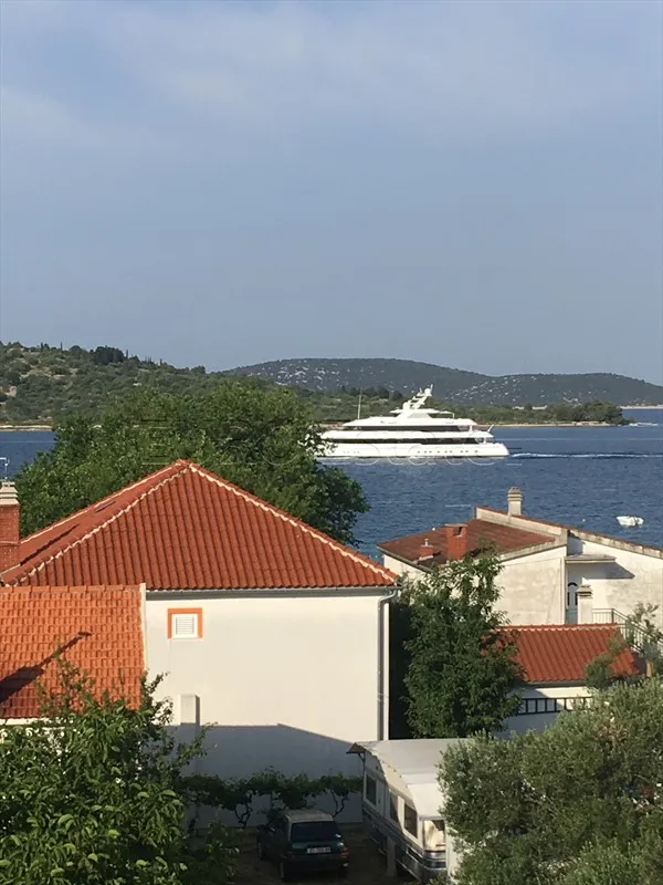 vodice(srima): zgrada sa 11 apartmana i 740 m2, samo 70 m do plaže - slika 2