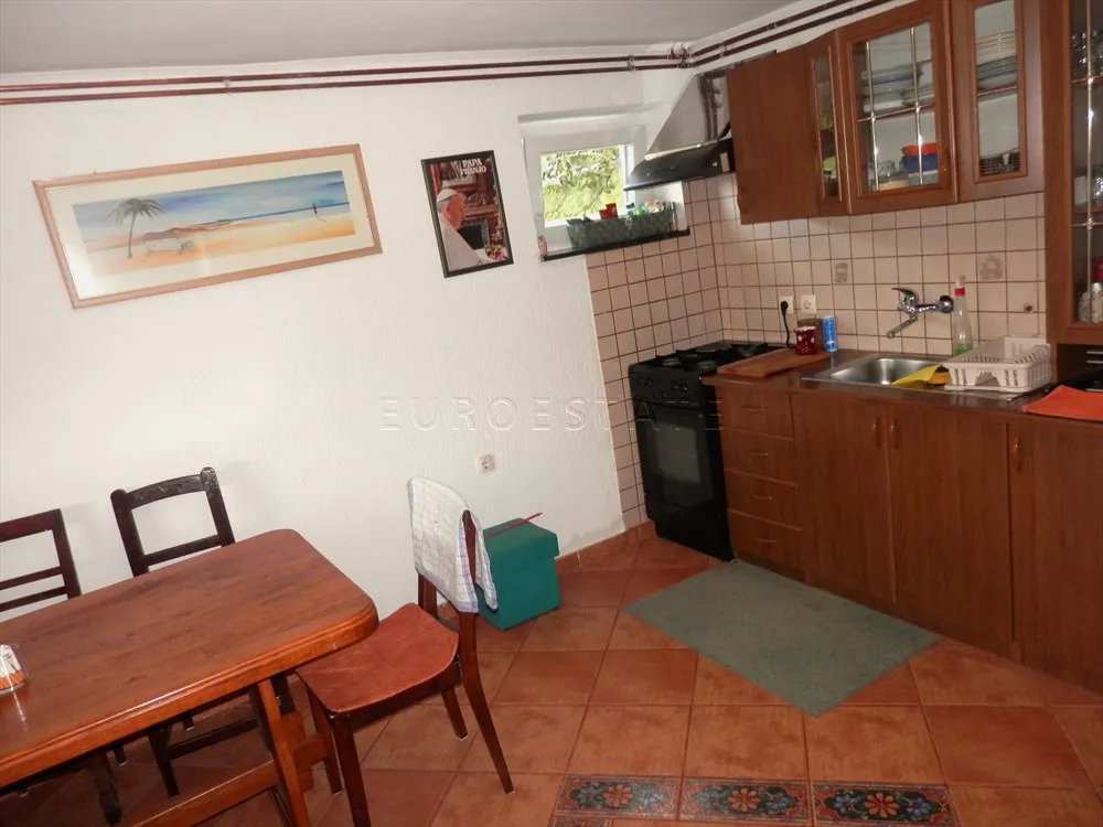 kuća sa dva stana, ukupne površine 200 m2, na mirnoj lokaciji u prirodi - slika 15