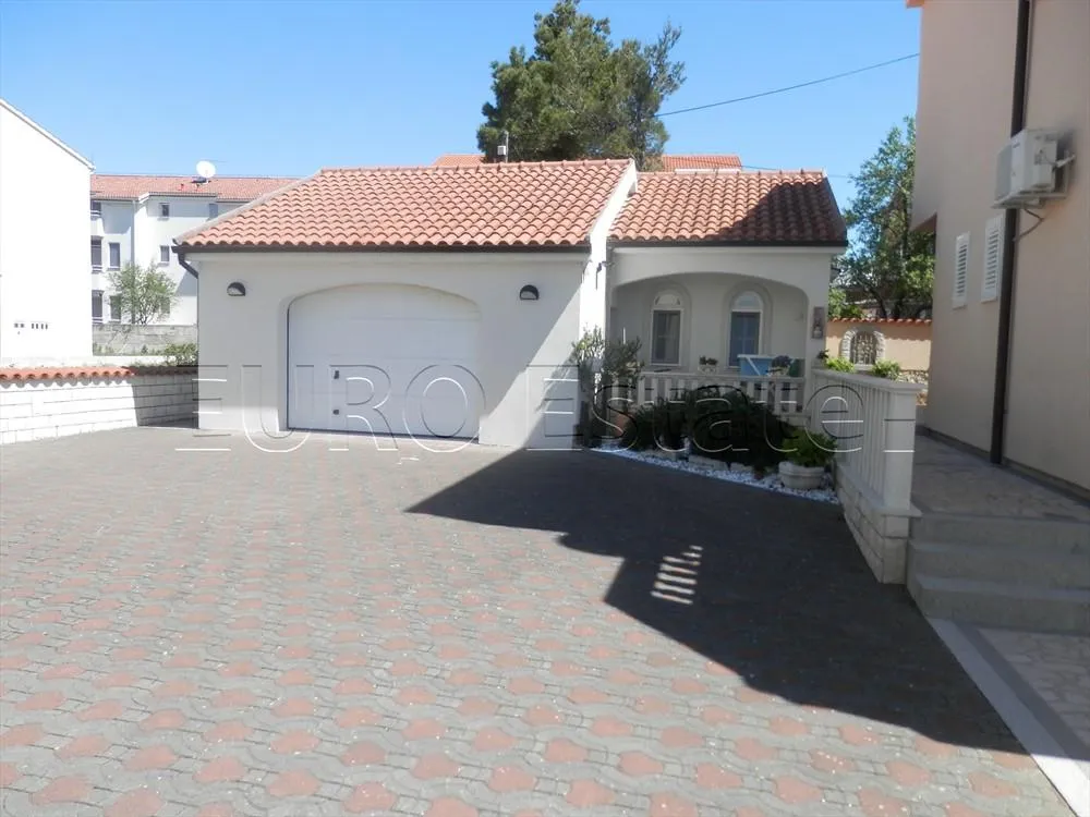 srima; luksuzna višekatnica s 5 apartmana, 30 metara od mora ! - slika 4